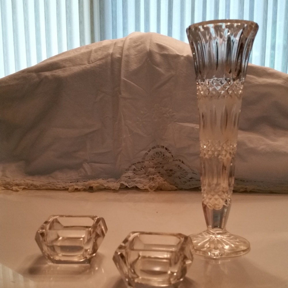 Crystal 2 ashtrays and vase